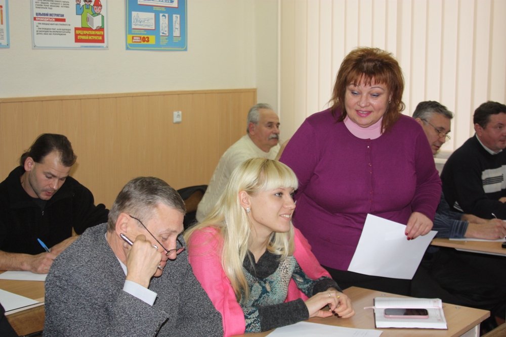 Робота учасників семінару над питаннями у групах (4)